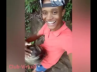 Comendo a casada madura sem camisinha em uma Cachoeira .